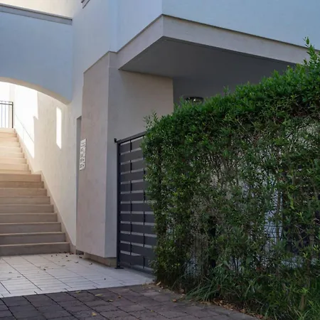 Lejlighed Recently Built House With Swimming Pool